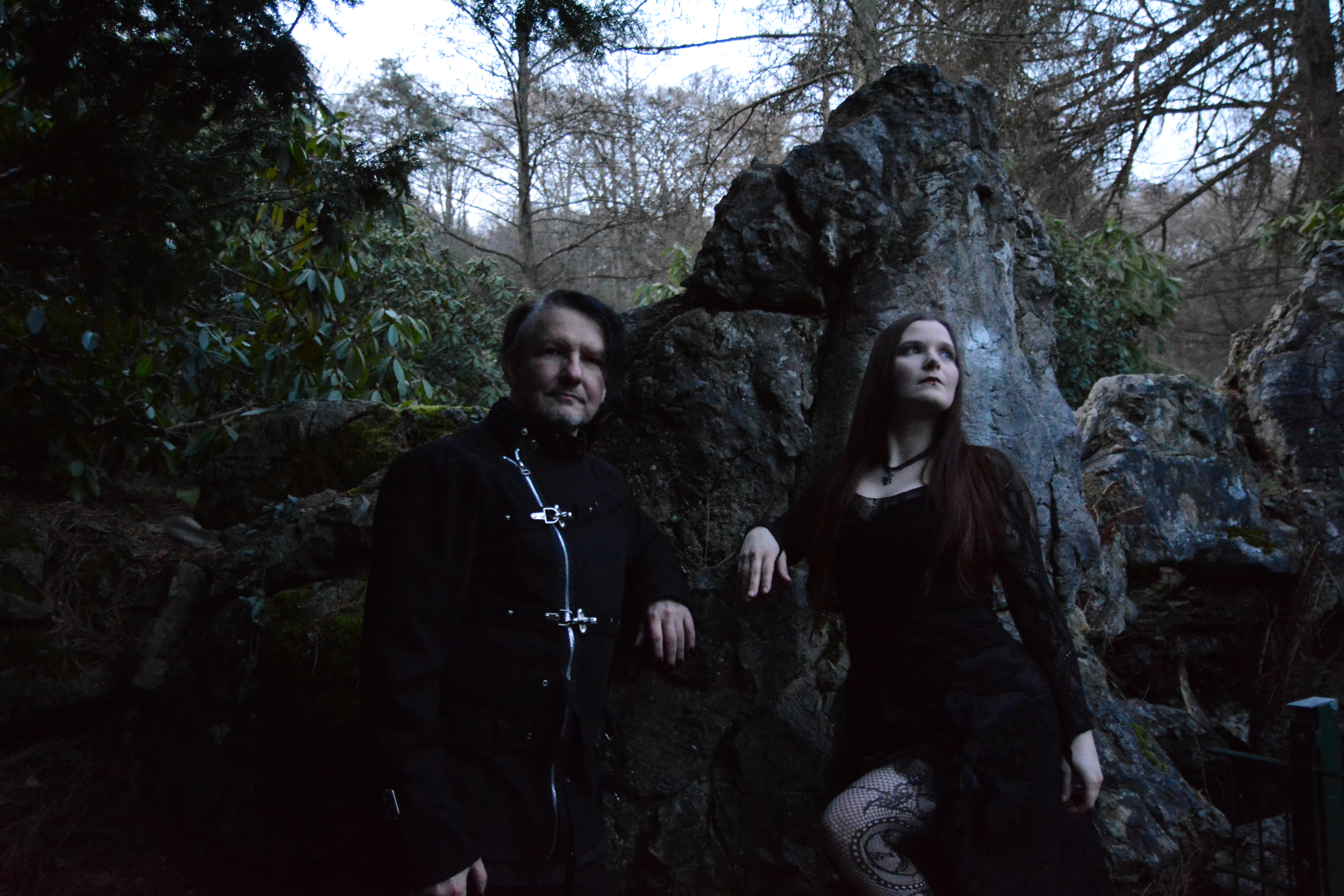 Das Gothic-Duo Mélanin & Himmelmann an einem Fels im Vorwerkpark Wuppertal